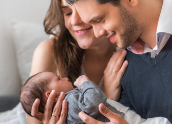 Babyfotos zu Hause - Eltern schauen Baby an