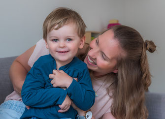 Familienfoto zu Hause - Mama und Sohn