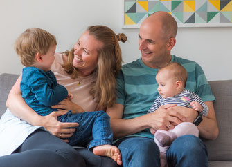 Familienfoto zu Hause - auf dem Sofa