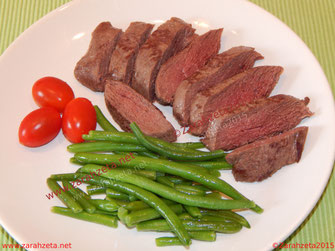 Gebratenes Straußenfilet mit Bohnen