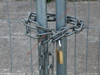 Vorhängeschloss mit Eisenkette am Tor