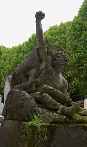 mythologie-promethee-aigle-caucase-devorant-foie