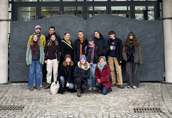 Vor der ehemaligen Fabrik von Oskar Schindler in Krakau, © NAJU | Christian Vogt