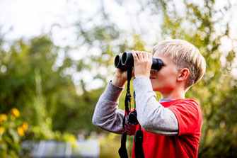 Kinder beim Beobachten der Natur © NAJU | Jörg Farys