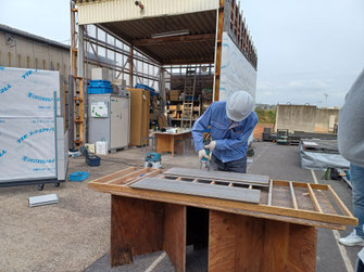 陶磁器用工具で穴あけ中