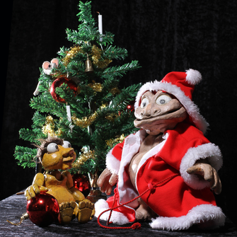 Die Figuren Bo und Pizzico vor einem kleinen Weihnachtsbaum.