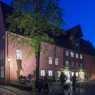 Das Alte Packhaus von außen, beleuchtet, bei Nacht