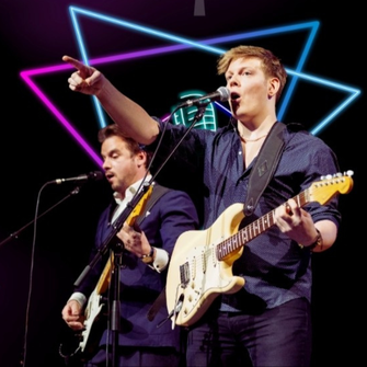 Simon Bröker und Maximilian Saul mit Gitarren und Ständermikrofonen