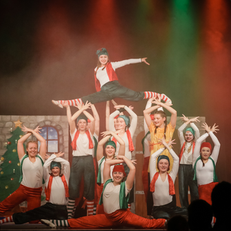 13-köpfige Akrobatikgruppe des CircusTheaters Tohuwabohu in Wichtelkostümen