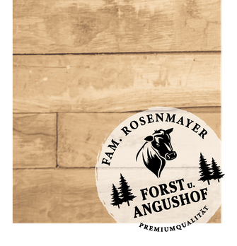 Holzbalken mit rundem Logo auf dem steht: Fam. Rosenmayer Forst- u. Angushof. Premiumqualität.