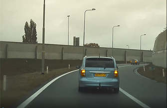 Tesla dashcam opname bij regenachtig weer