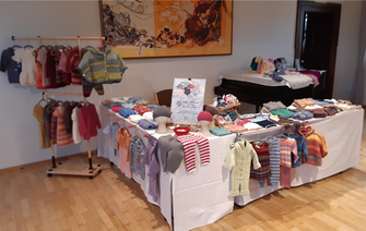 Adventmarkt Steyr 2024, Schloss Lamberg Advent: Babystrickmode - handmade - Susanne Feichtlbauer