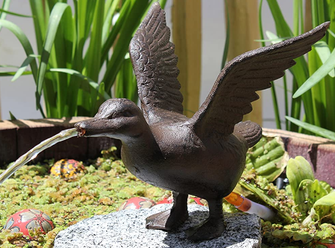 Teichfigur mit Pumpe als Gartendekoration