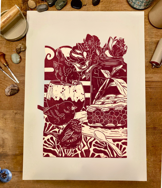 Spatzen auf einem Gartentisch mit einem Stück Kuchen und Blumen - original Linolschnitt
