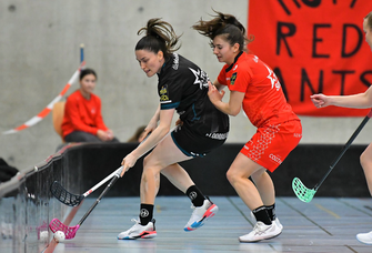 Annina Faisst Unihockey Spielerin der Piranha Chur und Nationalteam Schweiz (Swissunihockey). EGO SPORTS WEAR Player/in ausgerüstet mit Hallenschuhen der Marke Li-Ning.