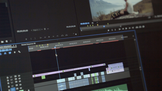 Gros plan sur un écran affichant la timeline d’un logiciel de montage vidéo professionnel