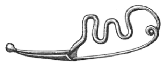 Bronzefibel mit gefalztem Nadelhalter und schlangemförmigem Bogen. Mit Schlussknopf.