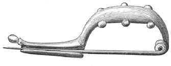 Bronzefibel mit sechs Knöpfen am Bogen, länglichem Nadelhalter und Schlussknopf.