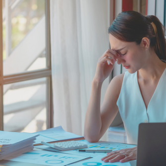 Bild zeigt eine Frau, die Hypnose anwenden möchte, um Stress und Burnout zu überwinden