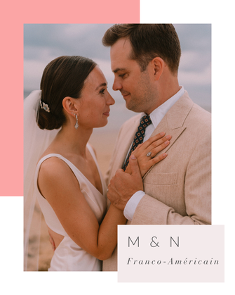 Mariés qui marchent sur le sable en souriant, lors d'un mariage bohème chic sur la plage de La Baule, mariage organisé par My Daydream Wedding, wedding planner et designer en Loire Atlantique et Vendée