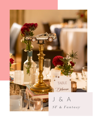 Centre de table avec fleurs et delorean, mariage thème SF et fantastique, par My Daydream Wedding, organisatrice et décoratrice de mariage sur Nantes, Paris et Lille