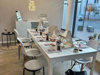 Make-up Workshop Location mit Spiegel, Pinseln und Produkten – Make-up Kurse & Einzelcoachings im Münsterland