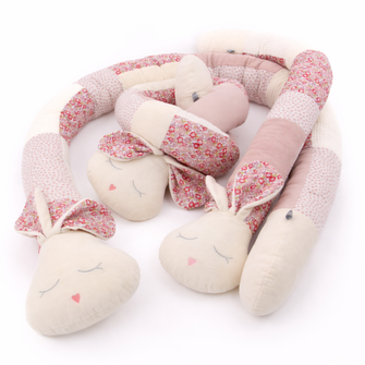 Bettschlange für Kinder handgemacht personalisiert nachhaltig Hase Hilda in rosa www.canenya.de Kinderladen in Hamburg besondere Geschenkidee zur Geburt oder Geburtstag Plüschtier für Mädchen Bettumrandung für's Kinderbett Lagerungshilfe für Babys 