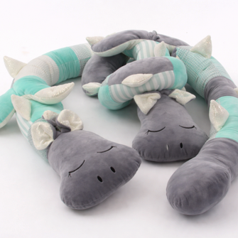 Bettschlange Drache Didi handgemacht personalisiert nachhaltig Canenya Kinderladen in Hamburg besondere Geschenkidee zur Geburt oder Geburtstag Plüschtier Bettumrandung für's Babybett Lagerungshilfe für Babys www.canenya.de
