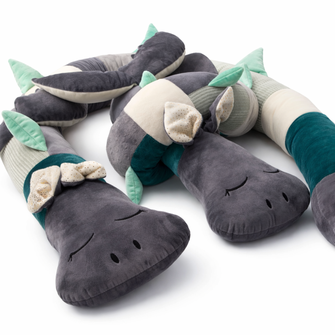 Bettschlange Tier für Kinder handgemacht personalisiert Drache Dodo in grün/grau www.canenya.de Kinderladen in Hamburg besondere Geschenkidee zur Geburt oder Geburtstag Plüschtier für Jungs Bettumrandung/ Nestchen für's Babybett Lagerungshilfe für Babys