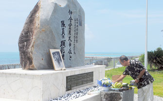 伊舍堂中佐らの顕彰碑に献香する参列者=15日正午ごろ、南ぬ浜町