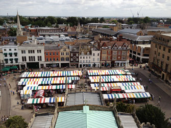 Ausblick von Great St. Mary's auf den Market Hill, Cambridge, UK