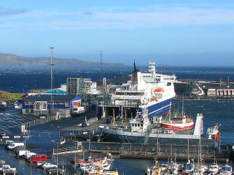 Blick auf den Fährenbereich des Hafens von Tórshavn. Die weiß-blau bemalte Fähre MS Norrøna liegt am Dock.