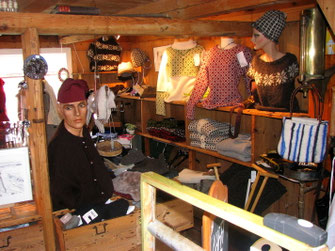 Souvenirshop mit typischen Produkten der Färöer Inseln: Wollpullover und Strickmützen.