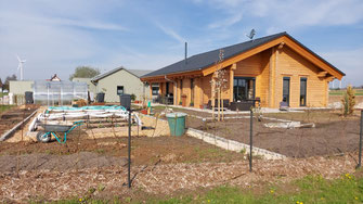 Das neue Blockhaus mit einem eigenen Garten verschönern - Neubau - Blockhausbau - Holzblockhaus - Holzbau - Gartenbau - Gartenplanung - Foto Holzbau Wolfgang Brandt