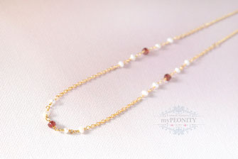 Feine Halskette - Perlen und Granat, vergoldet