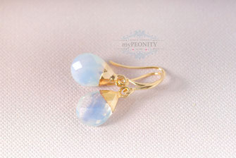 Kurze tropfenförmige Opalit Ohrringe vergoldet mypeonity