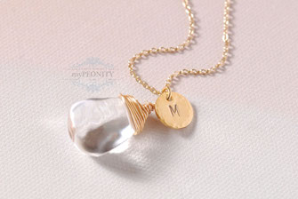 Bergkristall mit Buchstabe Halskette