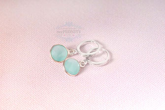 Silberfarbige kleine Creolen mit Anhänger