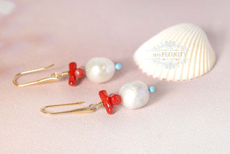 Weiße Perlen, rote Korallen, sommerliche Ohrringe, sommerschmuck, mypeonity