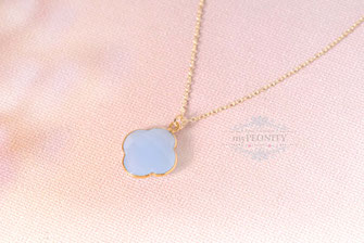 Hellblaues Chalzedon Kleeblatt, Halskette