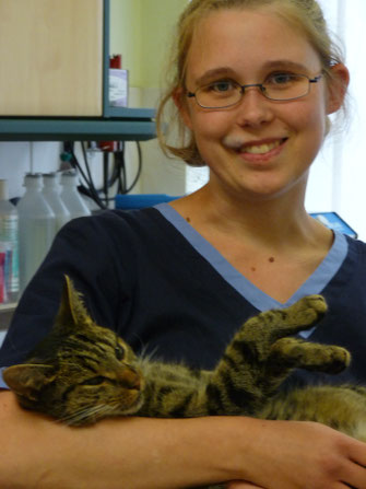 Tiermedizinische Fachangestellte Sabrina Hansen und Kater Leo, seit 2015 in unserer Heider Kleintierpraxis in Dithmarschen