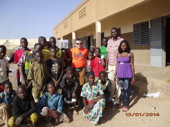 Realschule mit Lehrerkollegium und Schülern in Burkina Faso, wie von unserem Projekt geplant