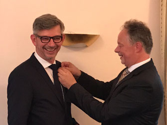 T. Lütgert (re.) übergibt die Clubnadel an S. Kipp