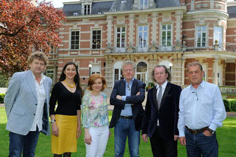 v.l.n.r.: Carl Huybrechts, sopranen Liesbeth Devos en Anne Cambier, Erik Beurskens, manager van Il Novecento, Maestro Robert Groslot en Fred Int Panis