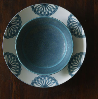 布染の皿の上に青い皿