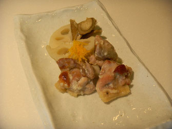 鶏肉と根菜の塩麹焼き。香り付けに柚子を添えて。