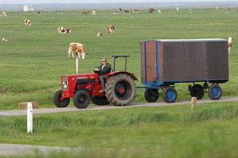 Mit dem Trecker können wir jetzt wunderbar Gepäck fahren