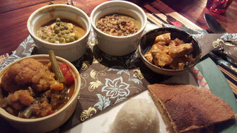 Van links naar rechts; gele groentencurry, paneer, dahl met linzen, kip tikka masala, naan brood en rijst  