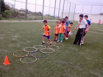 Niños de Manta, Ecuador, entrenan para jugar fútbol.