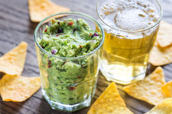 Birra e guacamole messicano
